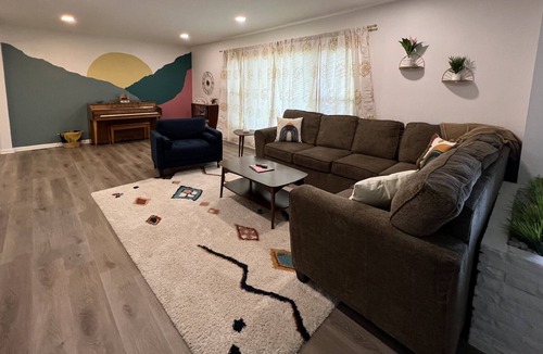 Urbandale House | Spacious home with arcade and game room!