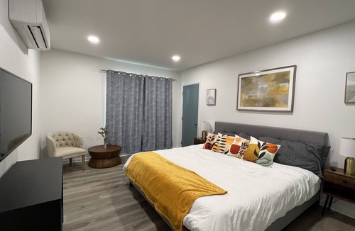 Urbandale House | Spacious home with arcade and game room!