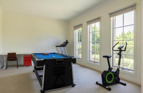 Mount Waverley House | Spacious Home with Ensuites