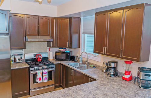 Amherstview House | Spacious Home with Basement: Great for families or Groups