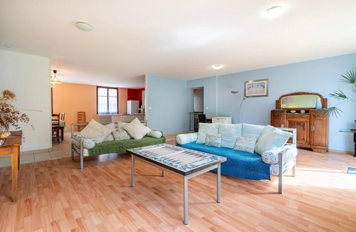 Gornies House | Spacious Home with Beach Access