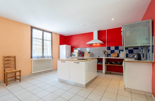 Gornies House | Spacious Home with Beach Access