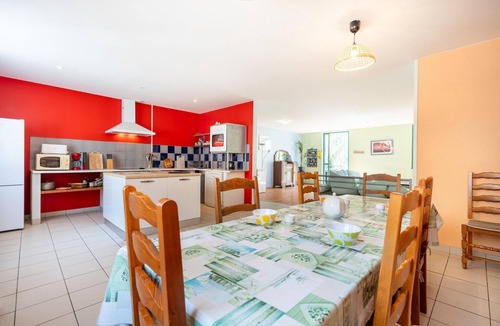 Gornies House | Spacious Home with Beach Access