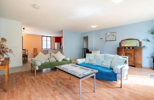 Gornies House | Spacious Home with Beach Access