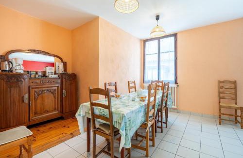 Gornies House | Spacious Home with Beach Access