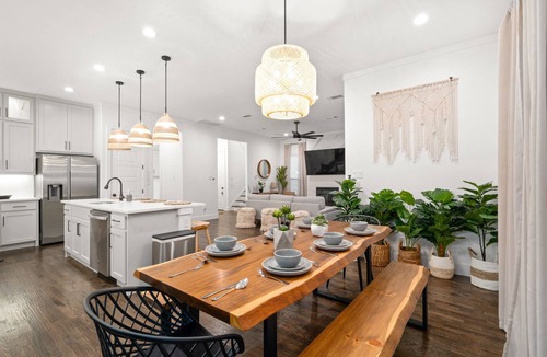Cedar Crest House | Spacious Home with Big Backyard, Jacuzzi, and Pool Bishops Art District & Dallas