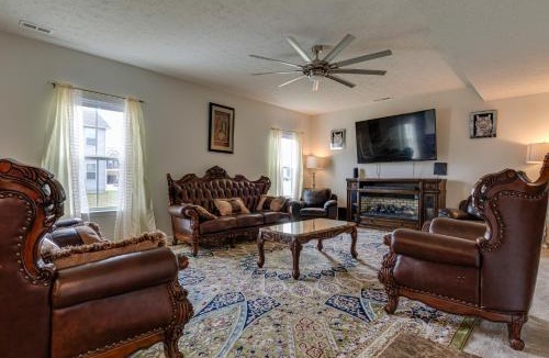 Brownsburg House | Spacious Home with Fireplace - Near Golf!