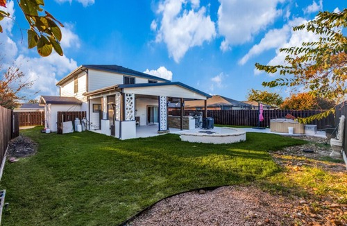 Leander House | Spacious Home with Gorgeous Backyard Kitchen, Close to Top Shopping Destinations