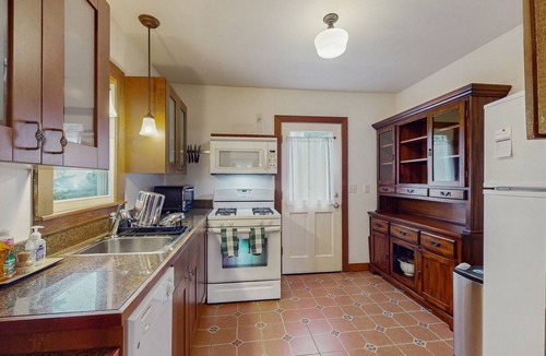 North Beach/Blue Ridge House | Spacious home with kitchen, wifi, front porch & easy beach access
