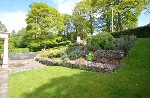 Tadworth House | Spacious home with luxurious amenities