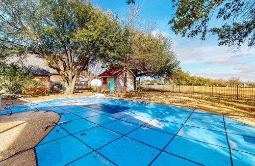Stephenville House | Spacious home with golf course views, private pool