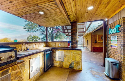 Stephenville House | Spacious home with golf course views, private pool