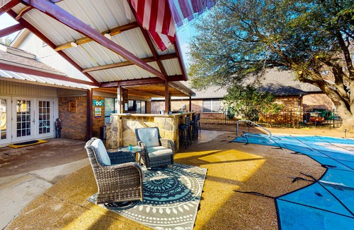 Stephenville House | Spacious home with golf course views, private pool