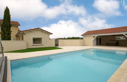 Chalain-le-Comtal Cottage | Spacious house with heated pool, 4 bedrooms in Chalain-le-Comtal