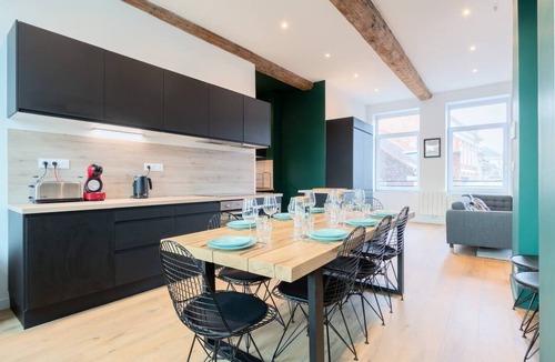 Roubaix House | Spacious house 11 bedrooms 8 bathrooms 22 people.