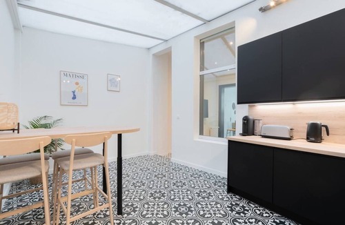 Roubaix House | Spacious house 11 bedrooms 8 bathrooms 22 people.