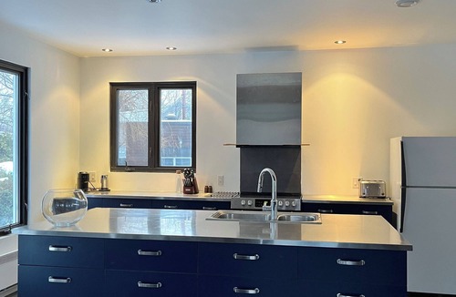 Laval House | Spacious house across from the St-Dorothée REM station