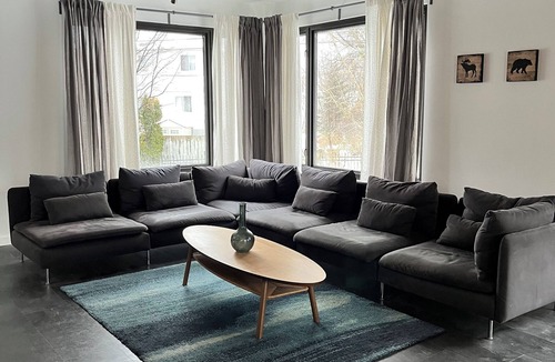 Laval House | Spacious house across from the St-Dorothée REM station