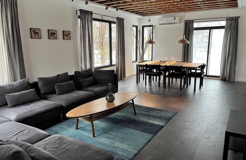 Laval House | Spacious house across from the St-Dorothée REM station