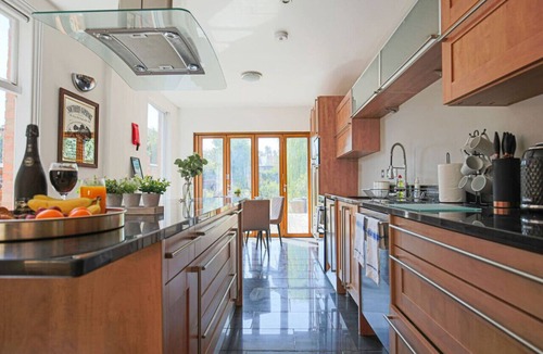 Northampton House | Spacious House Central Location Pool Table Smart TV Free Parking