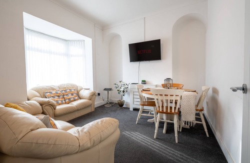 St. Thomas House | Spacious House for Big Groups on Danygraig Road