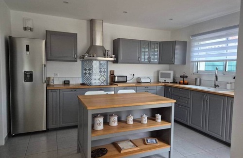 Angles House | Spacious house for 6, wifi, heated pool