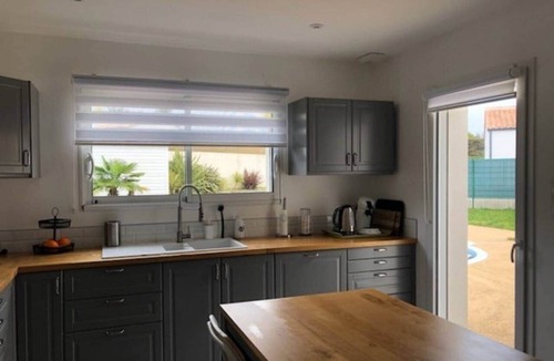 Angles House | Spacious house for 6, wifi, heated pool