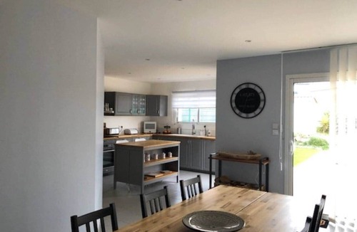 Angles House | Spacious house for 6, wifi, heated pool