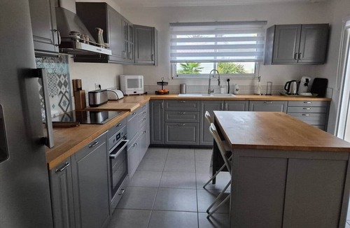 Angles House | Spacious house for 6, wifi, heated pool