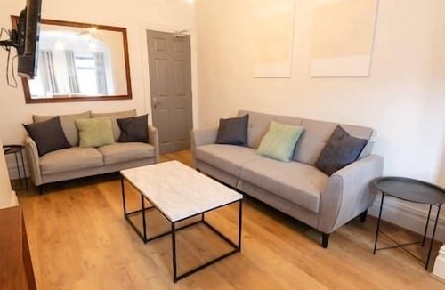 Wyken House | Spacious House - FREE Wi-Fi