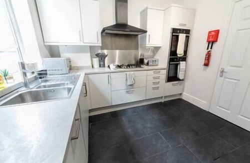 Wyken House | Spacious House - FREE Wi-Fi