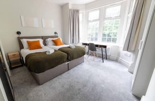 Wyken House | Spacious House - FREE Wi-Fi
