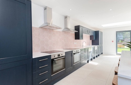 Gloucester House | Spacious House, Private Parking & Garden