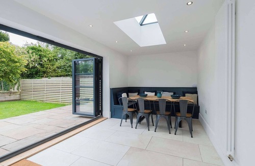 Gloucester House | Spacious House, Private Parking & Garden