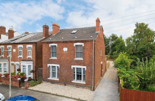 Gloucester House | Spacious House, Private Parking & Garden
