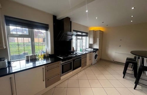 Luton House | Spacious House in Luton -11 Beds