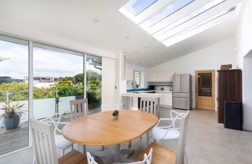 Mylor Churchtown House | Spacious House nr Castle Beach, Parking & Sauna