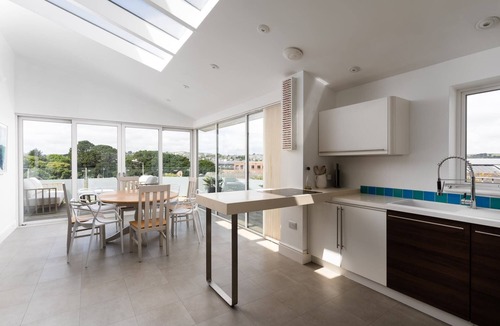 Mylor Churchtown House | Spacious House nr Castle Beach, Parking & Sauna