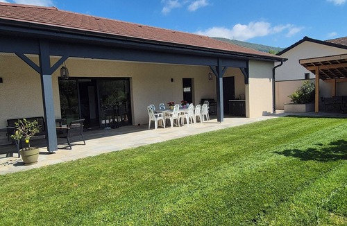 Sault-Brenaz Villa | Spacious house on the banks of the Rhône opposite the greenhouse island and via Rhôna