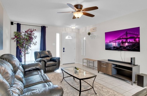 West San Antonio House | Spacious house outside Lackland - great for families - BMT - pet friendly