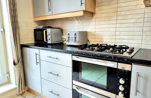 Hamilton House | Spacious House | Parking | Long Stay Discount