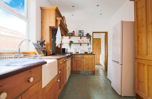 Northampton House | Spacious House PoolTable FreeParking Balcony