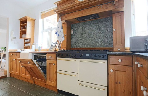 Northampton House | Spacious House PoolTable FreeParking Balcony