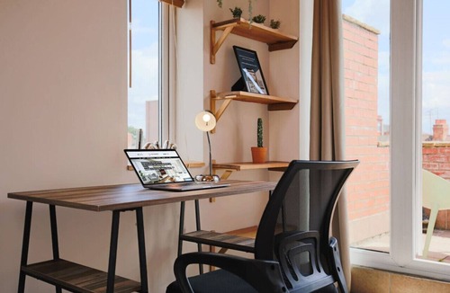 Northampton House | Spacious House PoolTable FreeParking Balcony