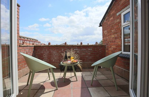 Northampton House | Spacious House PoolTable FreeParking Balcony