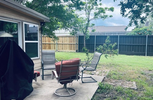 Carrollton House | Spacious House Sleeps 8 - Family and Pet Friendly Across from Park!