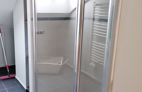 L'Huisserie Bed & Breakfast | Spacious house swimming pool near public transport and shops