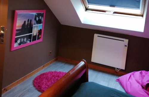 L'Huisserie Bed & Breakfast | Spacious house swimming pool near public transport and shops