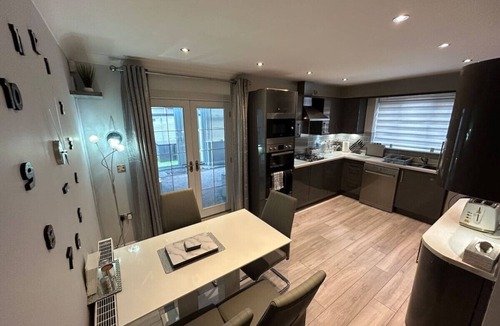 Crewe House | Spacious House To Accommodate 6