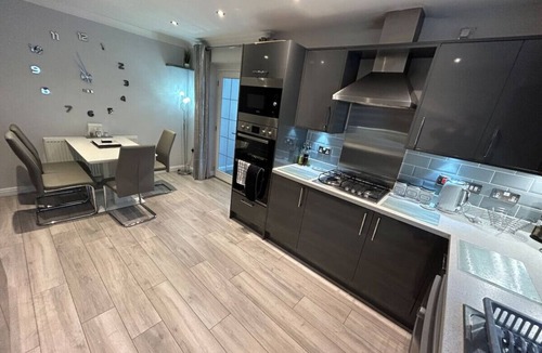 Crewe House | Spacious House To Accommodate 6